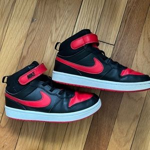 Youth size 2.5 Nike Sneakers